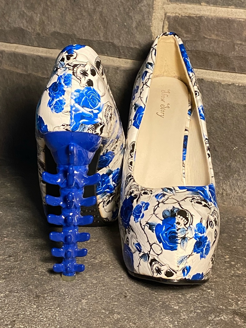 NWOT “Show Story” platform blue spine stiletto,white/blue rose/skull pattern,9